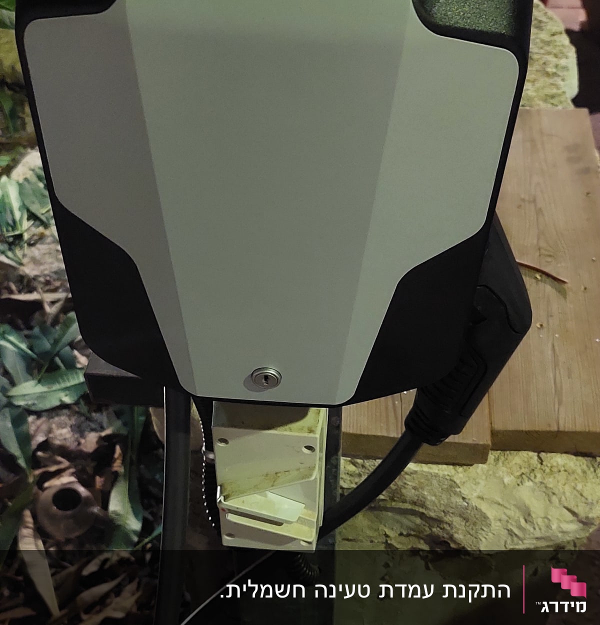 מטען לרכב חשמלי עם כבל מחובר